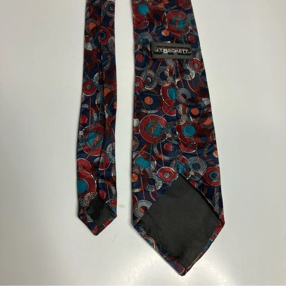 J.T.‎ Beckett tie circle pattern